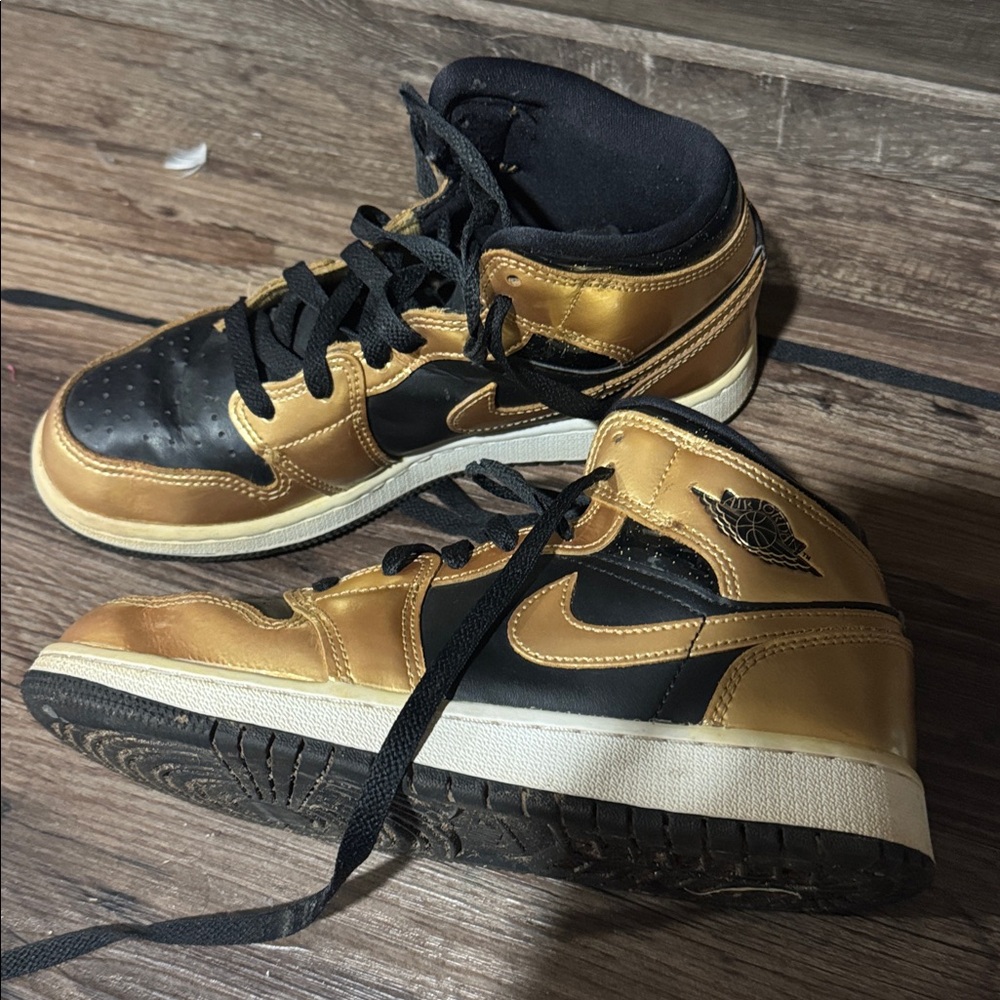 Retro Jordan 1 Gold and Black
